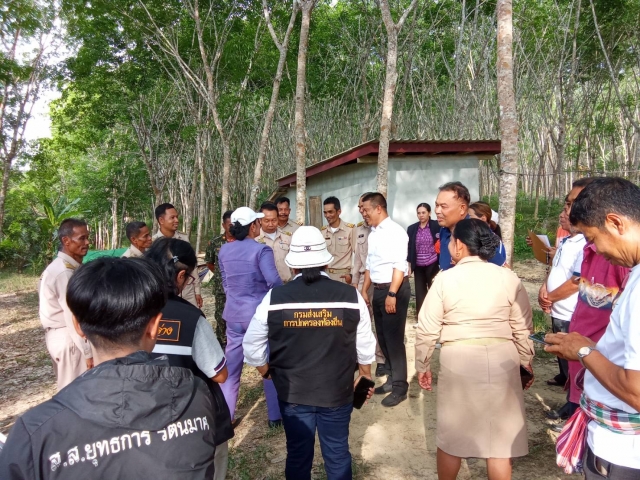 ร่วมกันลงพื้นที่บุกเบิกถนนเลียบคลองลานข่อย ตำบลวังอ่าง หมู่ที่ ๖ ๗ และ ๙